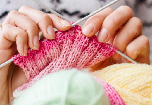 Knitting tools, including yarn and needles, should be kept in a plastic bag when travelling through airport security.