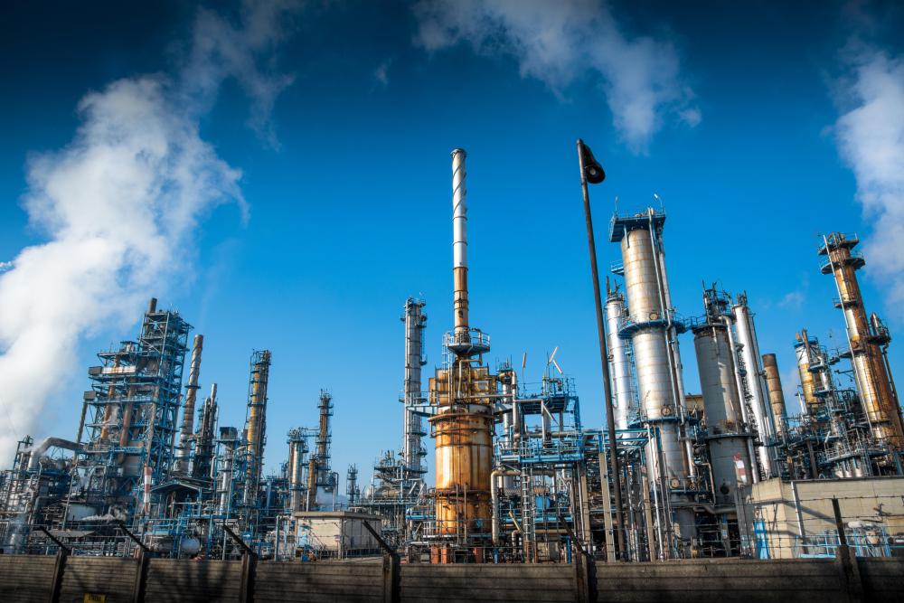 What is a Fluid Catalytic Cracking Unit (FCCU)? (with pictures)