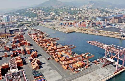 Floating cranes are often used in slipways and other inland ports.